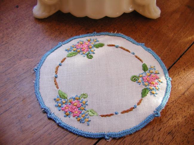 So romantic 8 glass mats with hand-embroidered forget-me-not