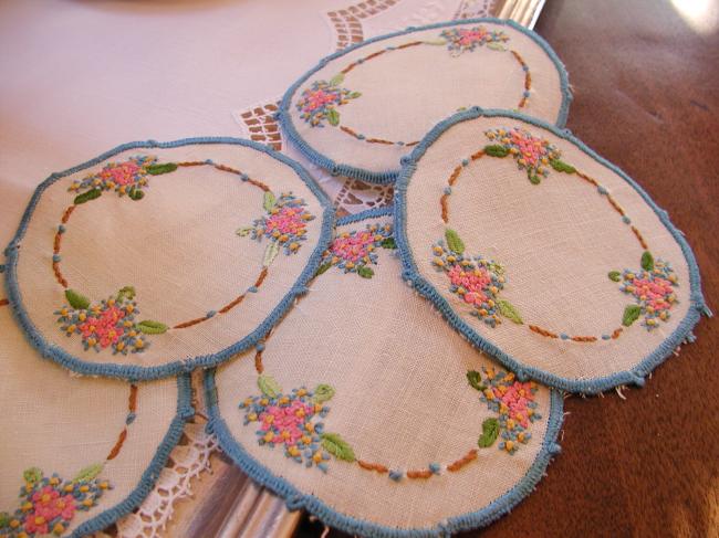 So romantic 8 glass mats with hand-embroidered forget-me-not