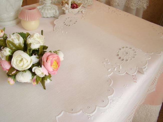 Superbe chemin de table en lin brodé de rinceaux de fleurs à l'anglaise