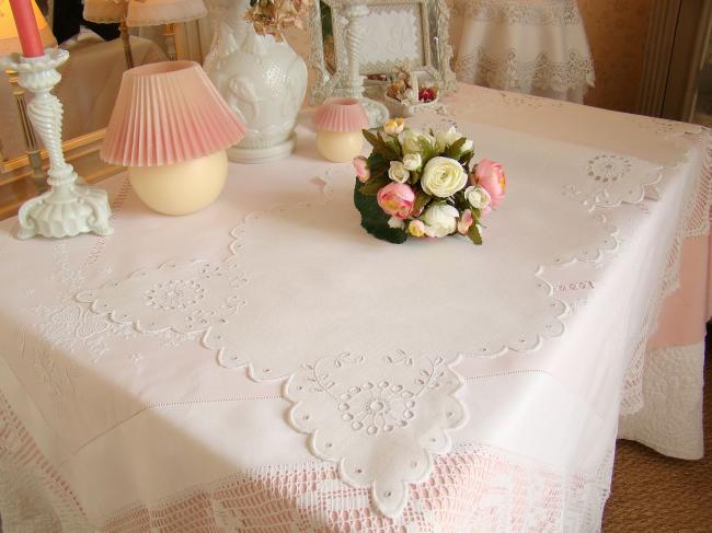 Superbe chemin de table en lin brodé de rinceaux de fleurs à l'anglaise