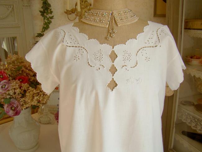 Romantique chemise de nuit en batiste avec broderie ajourée et monogramme MD