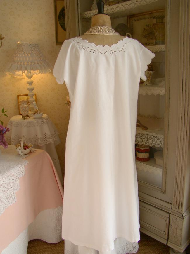 Romantique chemise de nuit en batiste avec broderie ajourée et monogramme MD