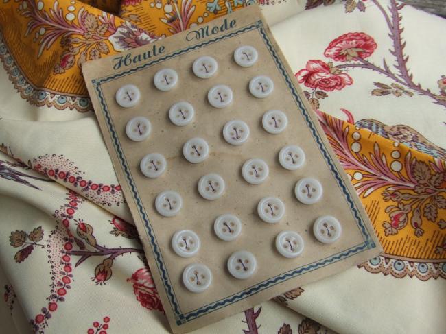 Jolie carte de 24 petits boutons ronds en verre blanc 'Haute Mode' 1920-30