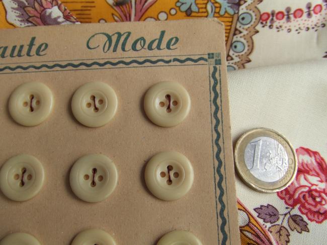 Belle carte de 24 petits boutons ronds de couleur ivoire 'Haute Mode' 1920-30