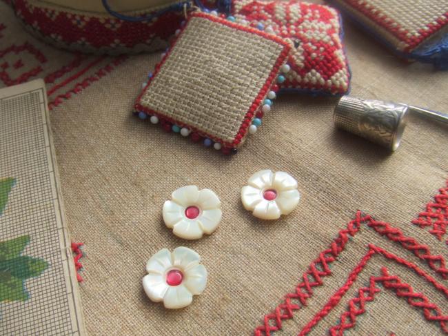 Merveilleux bouton de nacre blanche taillé en fleur avec cabochon rose 1900