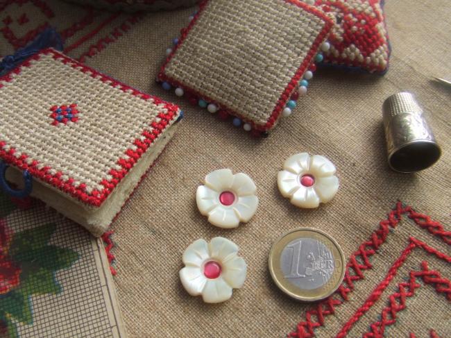 Merveilleux bouton de nacre blanche taillé en fleur avec cabochon rose 1900