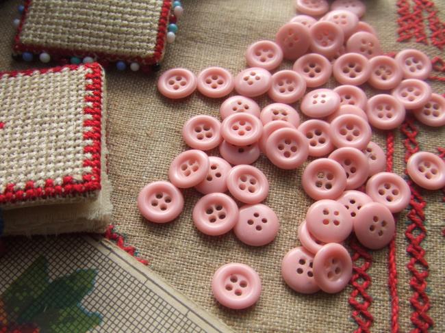 Lot de 30 petits boutons en celluloïd rose bonbon à 4 trous en 12mm de diamètre