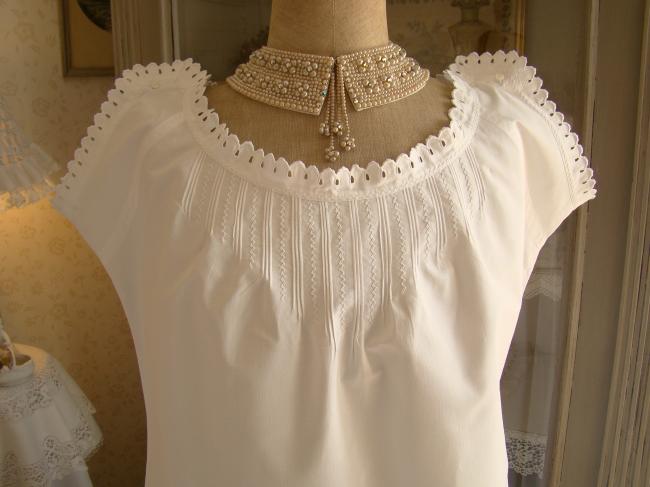 Merveilleuse chemise de nuit ancienne en batiste de lin brodée et festonnée