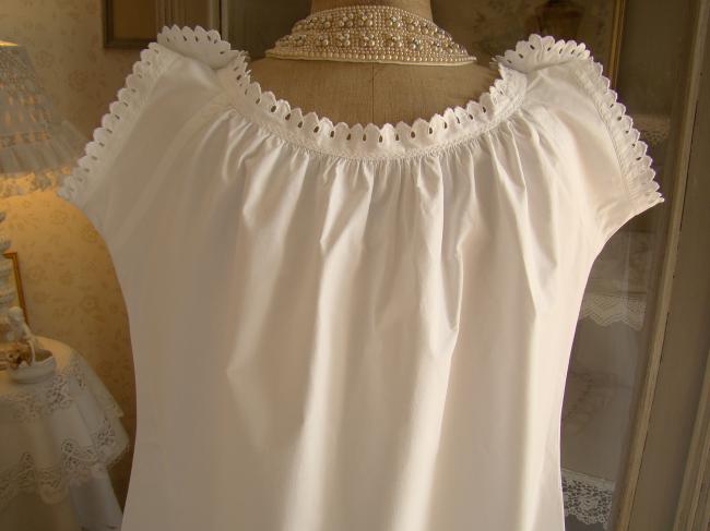 Merveilleuse chemise de nuit ancienne en batiste de lin brodée et festonnée