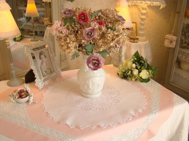 Superbe centre de table en fil de lin brodé de rinceaux de fleurs à l'anglaise