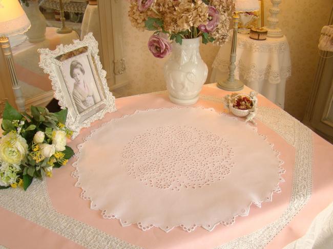 Superbe centre de table en fil de lin brodé de rinceaux de fleurs à l'anglaise