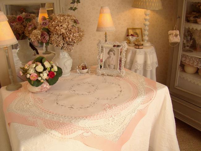 Gracieuse nappe avec broderie à la Richelieu et dentelle de Cluny 1920