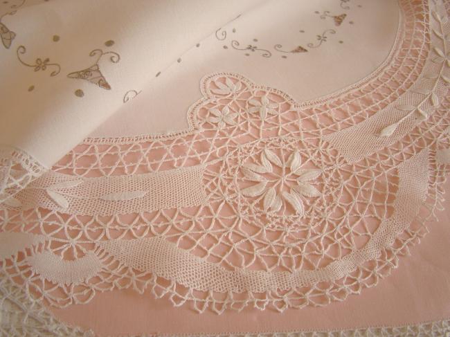 Gracieuse nappe avec broderie à la Richelieu et dentelle de Cluny 1920