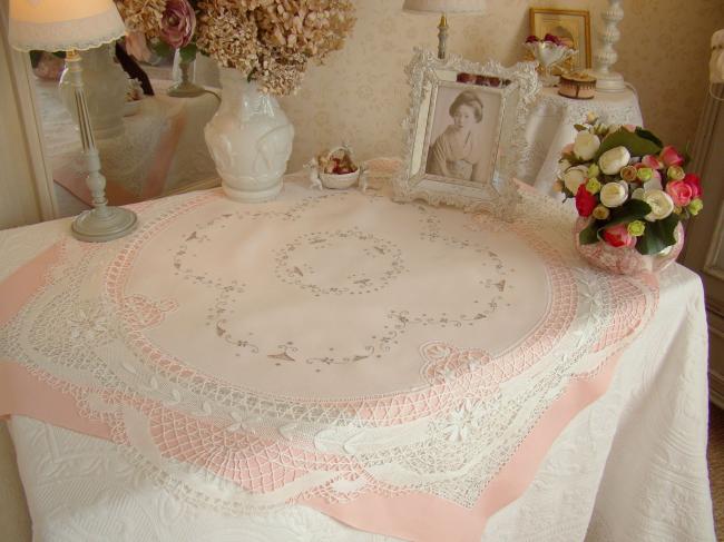 Gracieuse nappe avec broderie à la Richelieu et dentelle de Cluny 1920