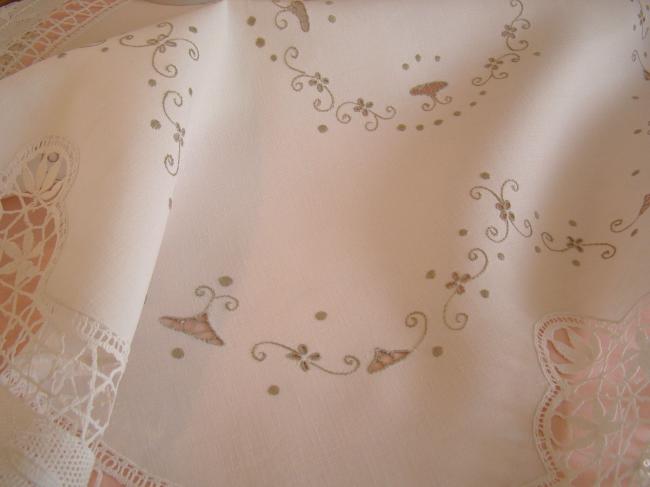 Gracieuse nappe avec broderie à la Richelieu et dentelle de Cluny 1920