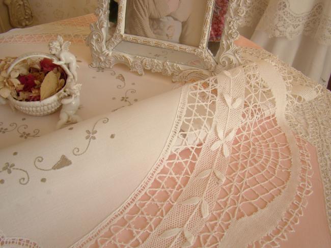 Gracieuse nappe avec broderie à la Richelieu et dentelle de Cluny 1920