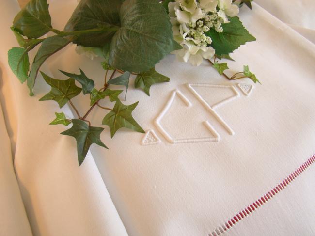 Très beau drap en toile avec monogramme brodé CP & rivières ajourées