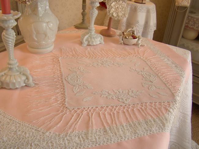 Romantique centre de table en tulle avec appliqués et franges 1900