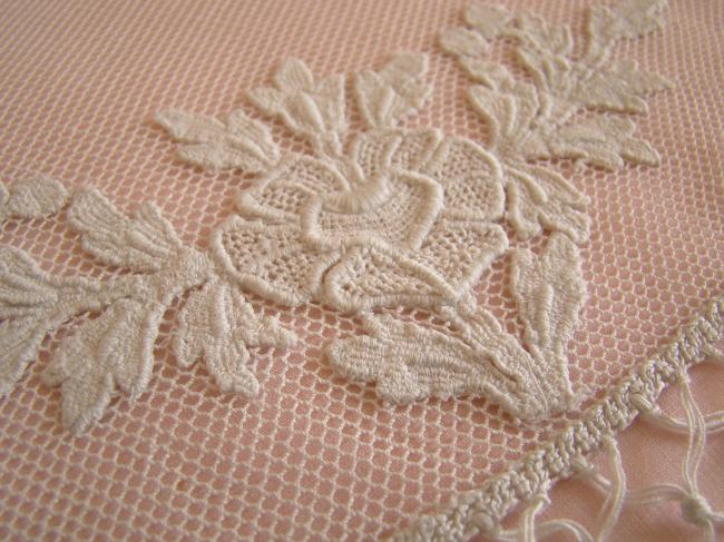 Romantique centre de table en tulle avec appliqués et franges 1900