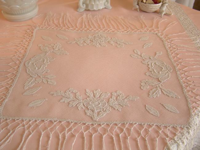 Romantique centre de table en tulle avec appliqués et franges 1900