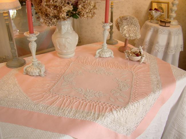 Romantique centre de table en tulle avec appliqués et franges 1900