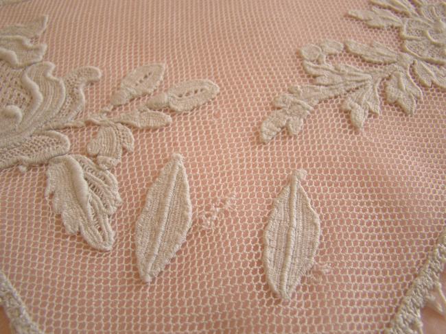 Romantique centre de table en tulle avec appliqués et franges 1900