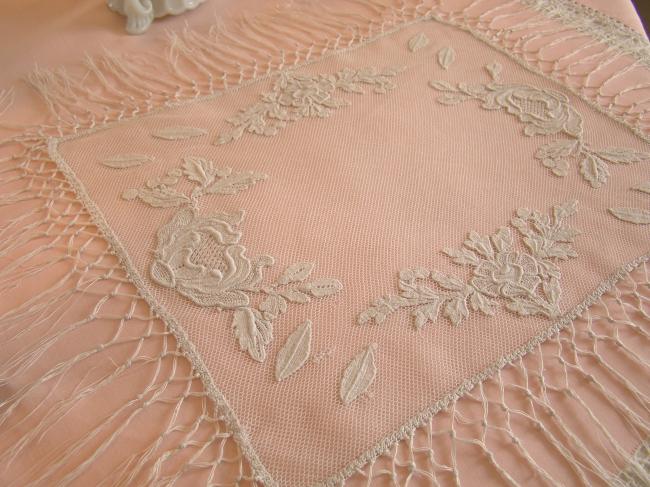 Romantique centre de table en tulle avec appliqués et franges 1900