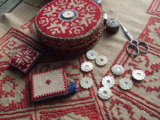 Superbe bouton de nacre blanche taillé en marguerite avec cabochon gris perle