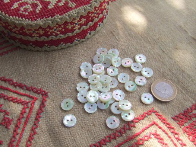 Petit bouton de nacre blanche irisée de rose&vert taillé en pétales de fleurs