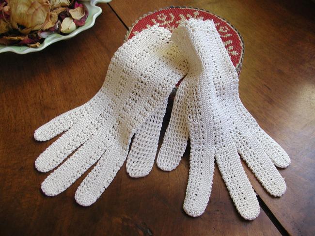 Lovely pair of gloves in  irish guipure lace