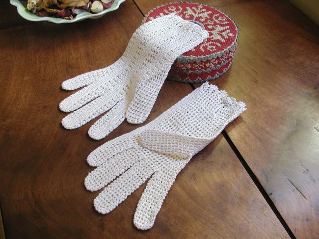 Lovely pair of gloves in  irish guipure lace