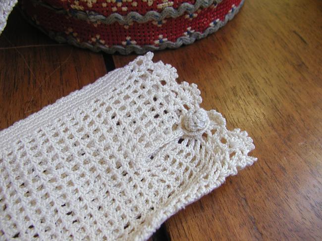 Lovely pair of gloves in  irish guipure lace