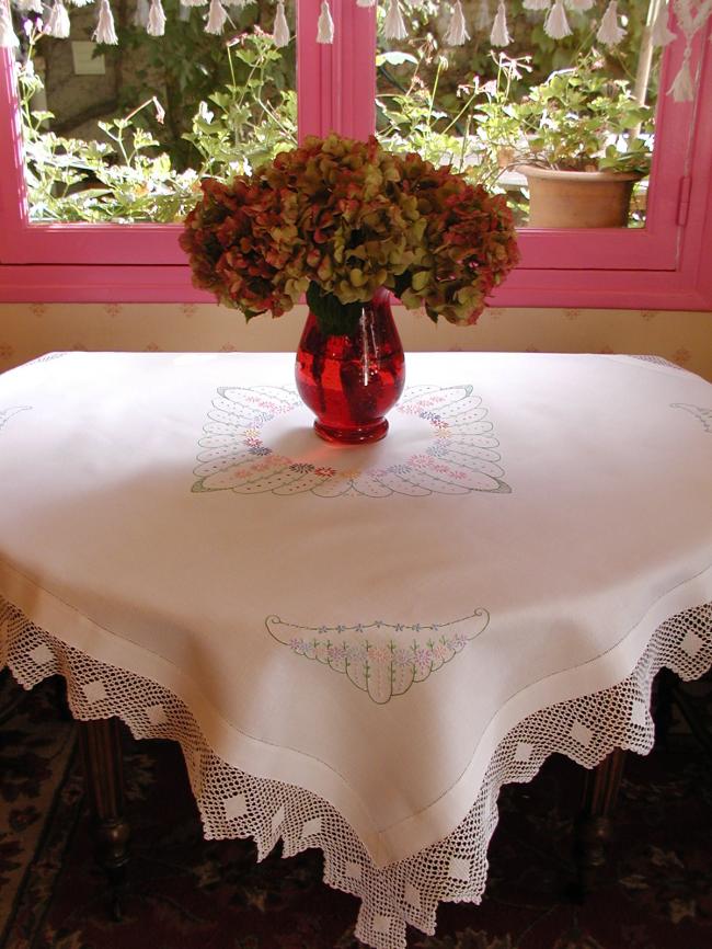 Très gracieuse nappe brodée de larges rinceaux de fleurs et dentelle main