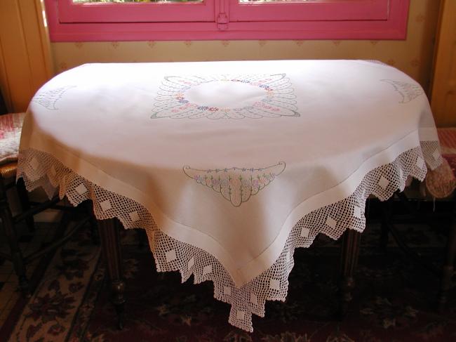 Très gracieuse nappe brodée de larges rinceaux de fleurs et dentelle main