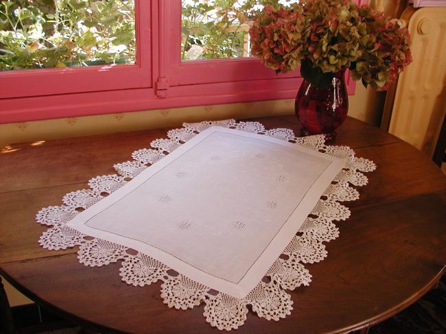 Very pretty table centre or tray cloth in damask with lovely hand-made lace