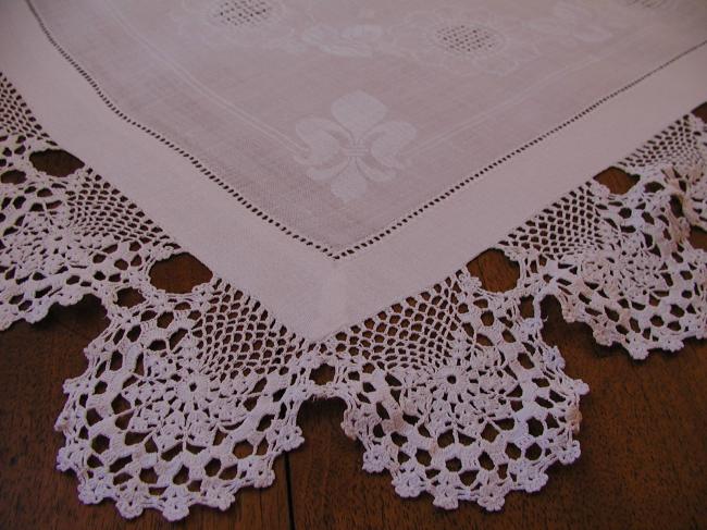 Very pretty table centre or tray cloth in damask with lovely hand-made lace