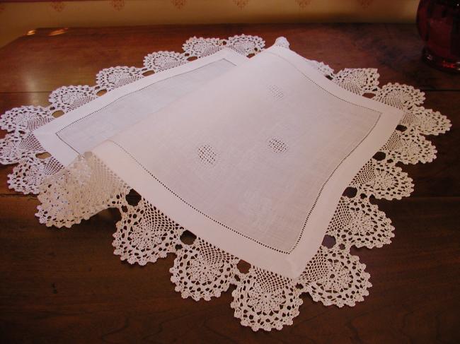 Very pretty table centre or tray cloth in damask with lovely hand-made lace