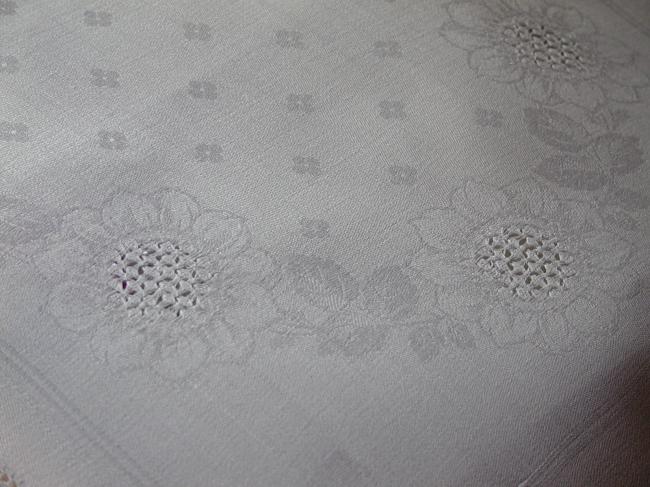 Very pretty table centre or tray cloth in damask with lovely hand-made lace