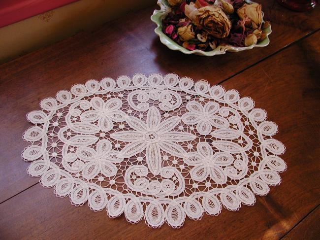 Lovely Battenbourg lace table centre, Renaissance style