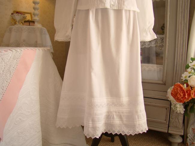 Adorable jupon avec volants en broderie anglaise à la main & plis religieux