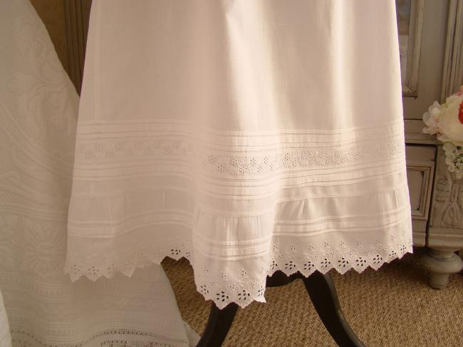 Adorable jupon avec volants en broderie anglaise à la main & plis religieux