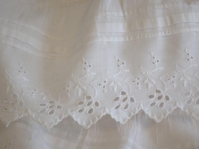 Adorable jupon avec volants en broderie anglaise à la main & plis religieux