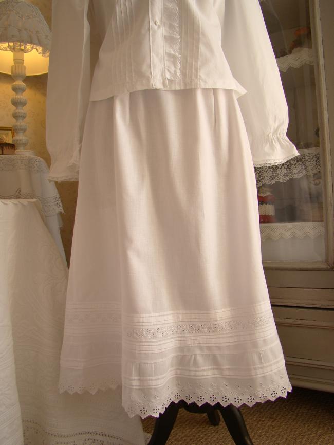 Adorable jupon avec volants en broderie anglaise à la main & plis religieux