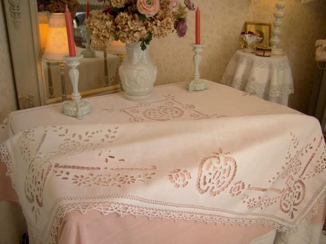 Superbe nappe brodée à la Richelieu et dentelle aux fuseaux 1900