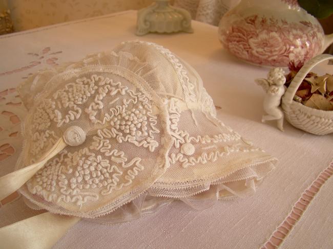 Merveilleux bonnet de poupée en fin tulle rebrodé à la soutache