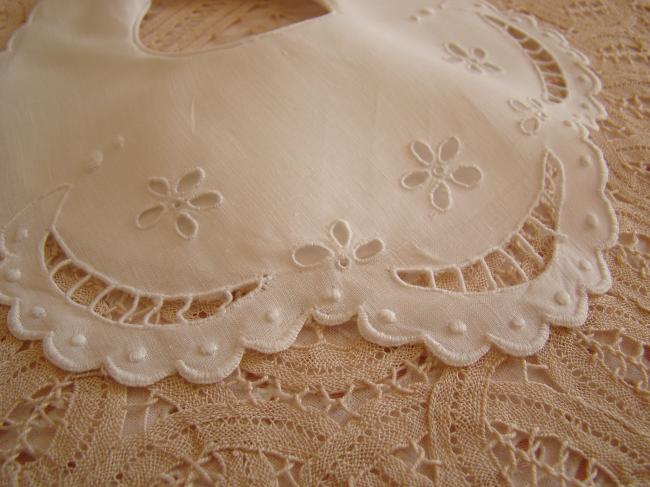 Romantique bavoir en broderie anglaise et bordure festonnée