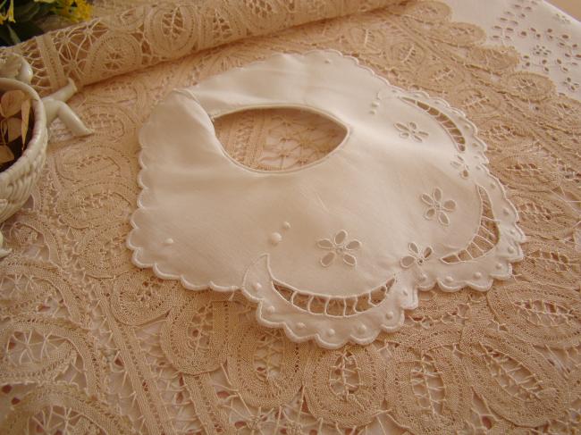 Romantique bavoir en broderie anglaise et bordure festonnée