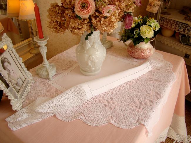 Adorable nappe de présentation en dentelle faite à la main 1920