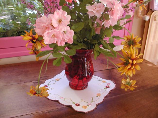 Romantique petit centre de table brodé de petites rosettes et feuillage