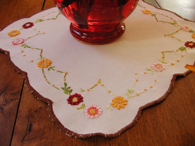 Romantique petit centre de table brodé de petites rosettes et feuillage